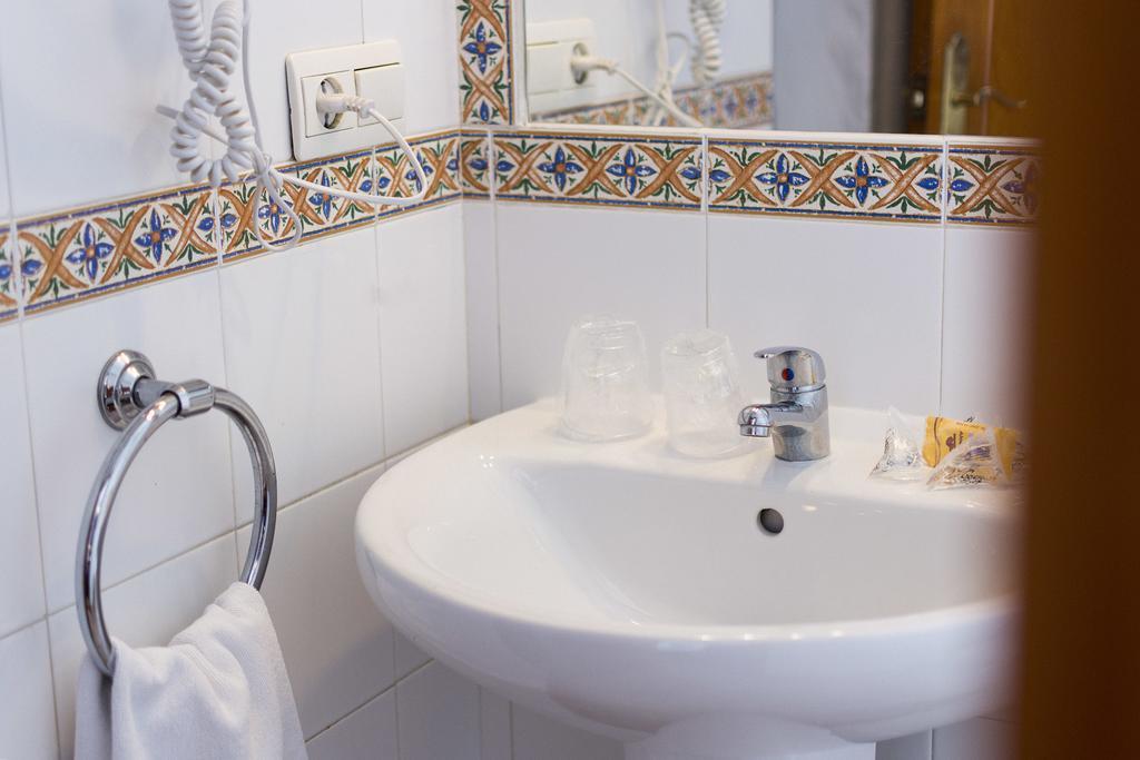 Hostal Mena Nerja Bagian luar foto